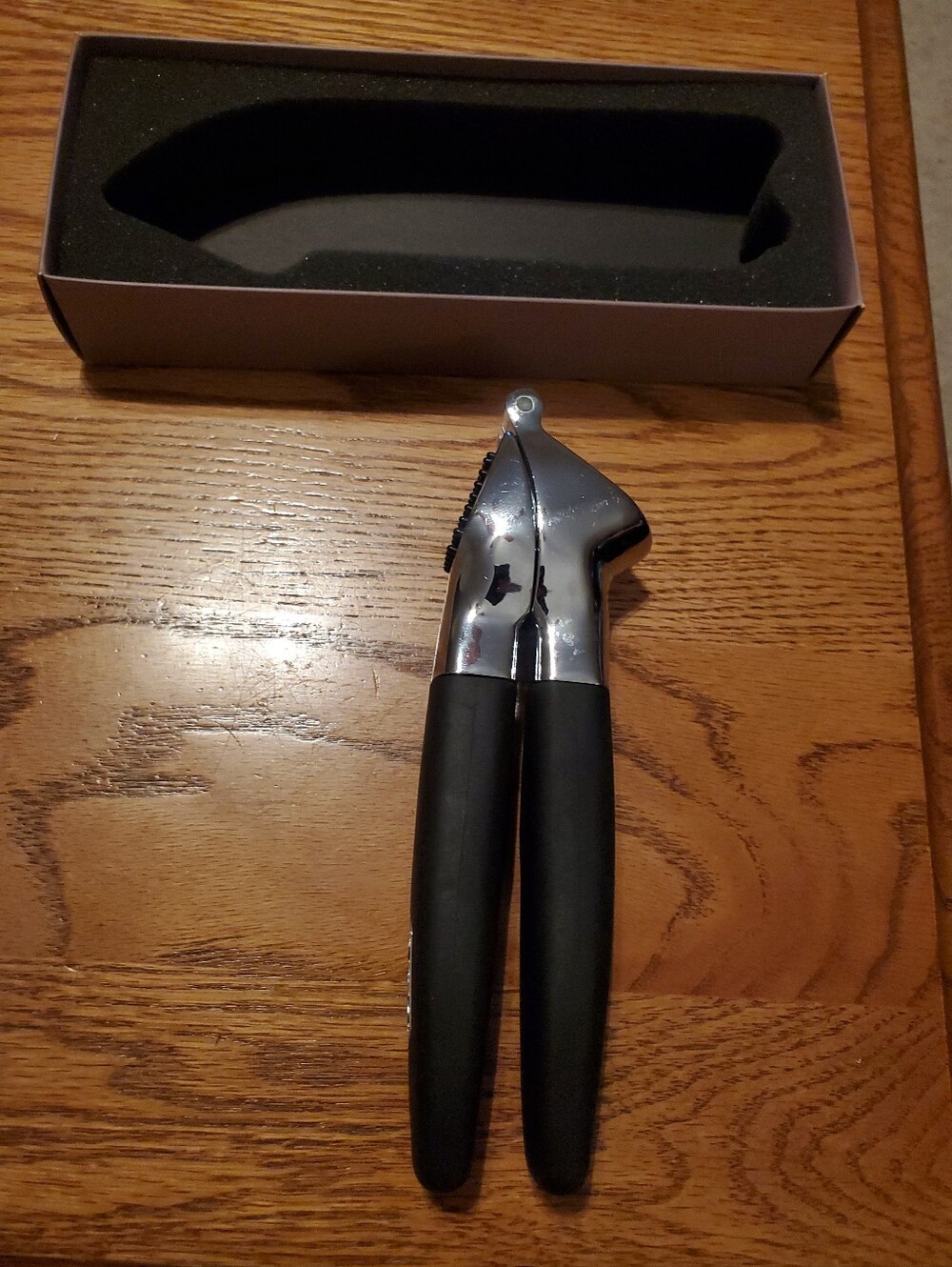 Better Homes and Gardens Good Grips Garlic Press With Built In Cleaner